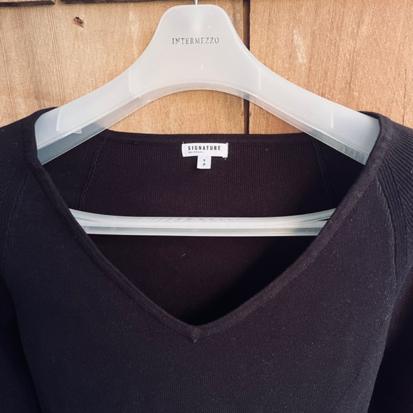 Signature Reitmans Viscous Blend Black Deep Neckline Fitted Pullover Sweater SP - Picture 3 of 12